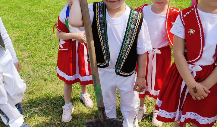 Deň Zeme 2025 - Sadenie Jablone Deň Zeme 2025 - Sadenie Jablone